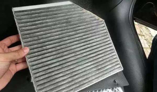 新款奧迪a6l空調(diào)濾芯的位置 在副駕駛腳墊上方的位置