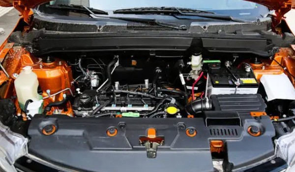 東南dx3空氣濾芯位置 位于發(fā)動機(jī)艙右下角