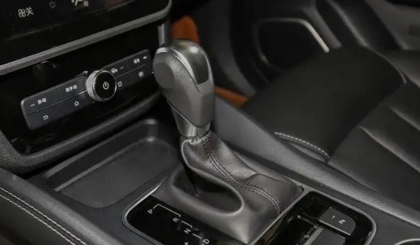 寶駿730是什么變速箱 采用兩種變速箱（6擋手動(dòng)/CVT無(wú)級(jí)變速）