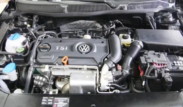 大眾朗逸空氣濾芯在哪 位于發(fā)動機(jī)艙的右上角位置