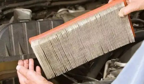 大眾朗逸空氣濾芯在哪 位于發(fā)動機(jī)艙的右上角位置