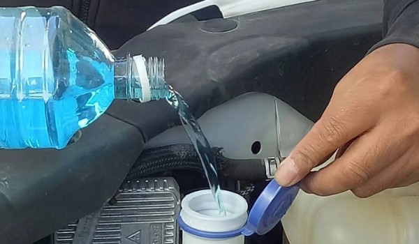 大眾朗逸在哪里加玻璃水 位于發(fā)動(dòng)機(jī)艙的左下角位置