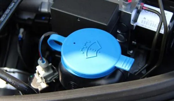 大眾朗逸在哪里加玻璃水 位于發(fā)動(dòng)機(jī)艙的左下角位置