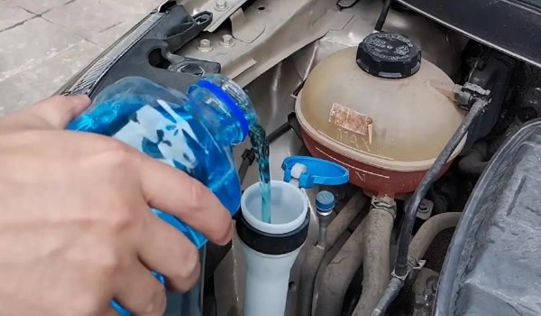 本田crv這款車玻璃水加哪里 位于發(fā)動機(jī)艙左上角的位置