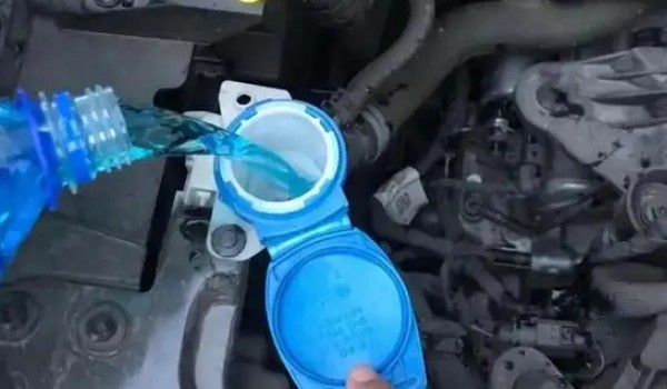 本田crv這款車玻璃水加哪里 位于發(fā)動機(jī)艙左上角的位置