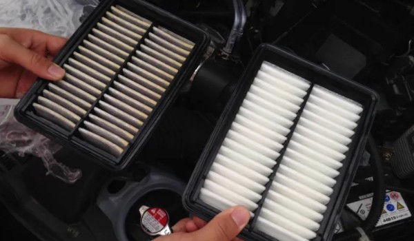 日產(chǎn)軒逸空氣濾芯在哪里 在發(fā)動(dòng)機(jī)艙右下角位置