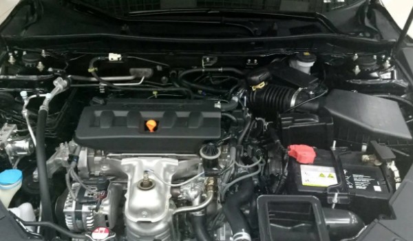 本田雅閣空氣濾芯在哪里 位于發(fā)動機(jī)艙的右上角位置