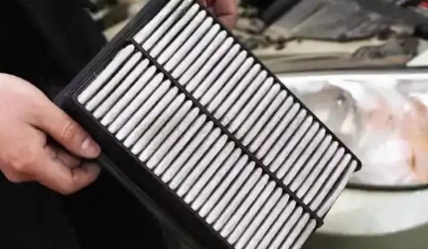 本田雅閣空氣濾芯在哪里 位于發(fā)動機(jī)艙的右上角位置