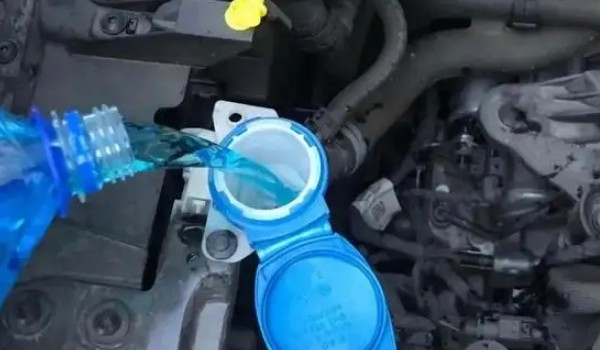 長(zhǎng)安uni-v玻璃水位置在哪 引擎艙左下角藍(lán)色瓶蓋