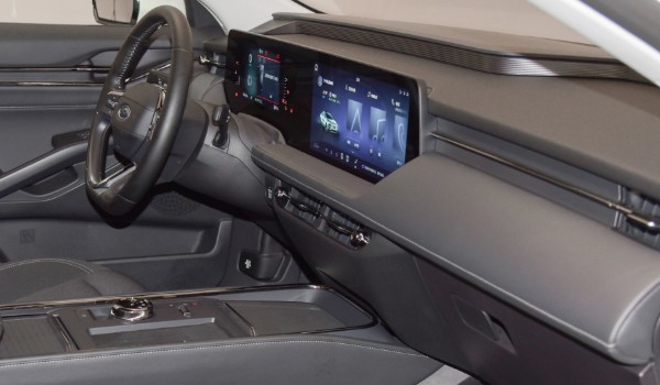 福特蒙迪歐空調(diào)濾芯在什么位置 在副駕駛手套箱的內(nèi)側(cè)