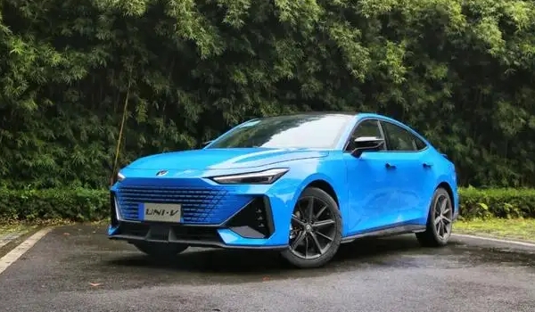 長(zhǎng)安uni-v是什么發(fā)動(dòng)機(jī) 在售車型搭載1.5T發(fā)動(dòng)機(jī)(采用直列四缸結(jié)構(gòu)）