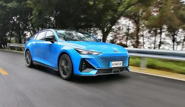 長(zhǎng)安uni-v是什么發(fā)動(dòng)機(jī) 在售車型搭載1.5T發(fā)動(dòng)機(jī)(采用直列四缸結(jié)構(gòu)）