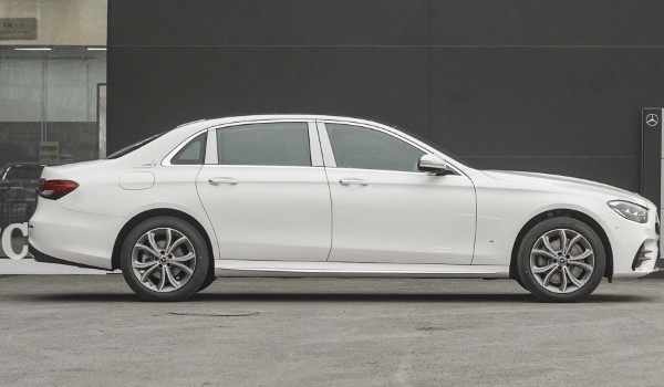 奔馳e級(jí)買什么顏色好看 北極白配色十分好看(運(yùn)動(dòng)又時(shí)尚)