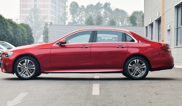 奔馳e級(jí)買什么顏色好看 北極白配色十分好看(運(yùn)動(dòng)又時(shí)尚)