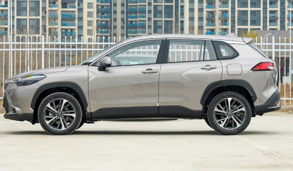 豐田鋒蘭達(dá)的參數(shù)及配置 動(dòng)力十分充沛(車身長(zhǎng)達(dá)4.4米)