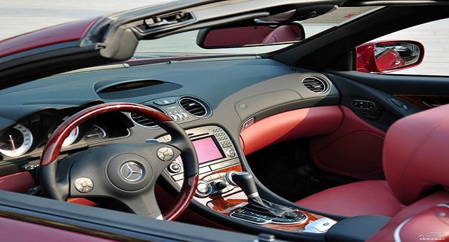 奔馳2022硬頂敞篷跑車(chē)多少錢(qián)，價(jià)格與油耗決定速度與激情