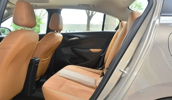 別克凱越車怎么樣，動力夠用油耗低（空間不算太小）