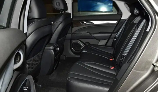 吉利博瑞怎么樣值得購買嗎，動力性能充沛（油耗實測9L起）