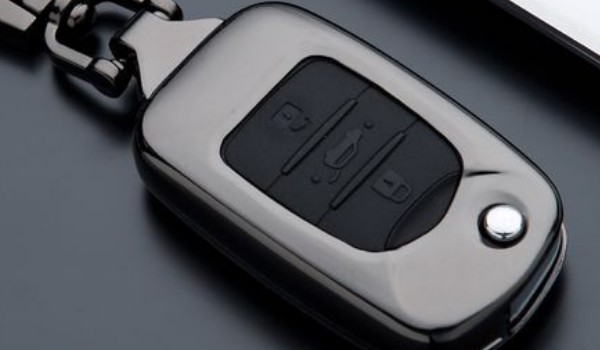 寶駿730鑰匙鎖車里了怎么辦 有四種解決辦法(避免鑰匙掉入車內(nèi))