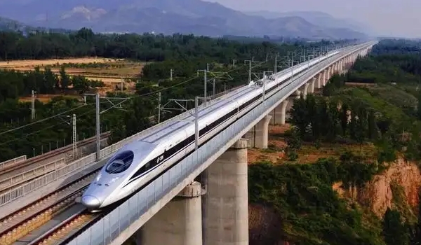 動車和高鐵有什么區(qū)別，有四個明顯的區(qū)別（車次/速度/鐵軌/行駛要求）