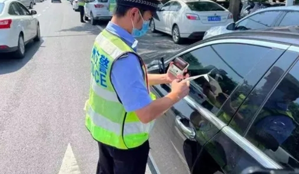 違?？鄱嗌俜至P款多少，具體看處于什么地方（市區(qū)違停只罰款200元不扣分）