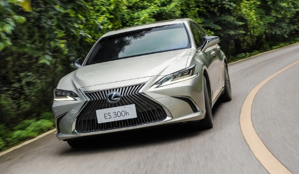 雷克薩斯es300h新款價(jià)格，在售2021款報(bào)價(jià)37萬(wàn)起