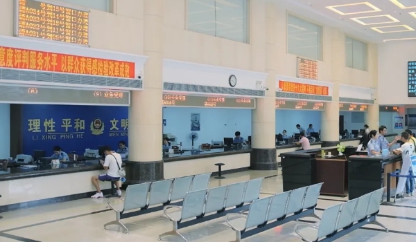 車牌號轉讓的唯一方法，結婚（夫妻間可以憑結婚證過戶車牌）