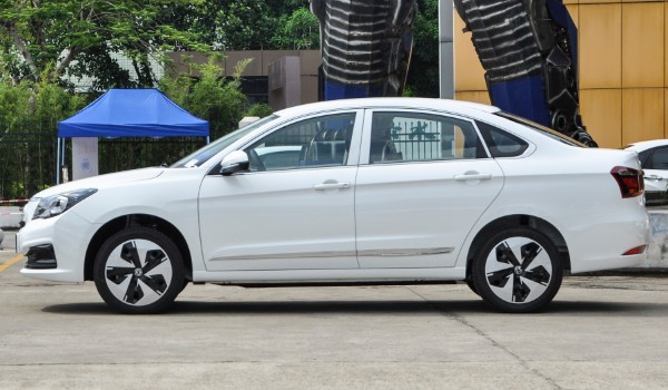 東風(fēng)e70電動(dòng)汽車(chē)報(bào)價(jià) 新車(chē)售價(jià)13萬(wàn)元一輛(分期首付4萬(wàn))