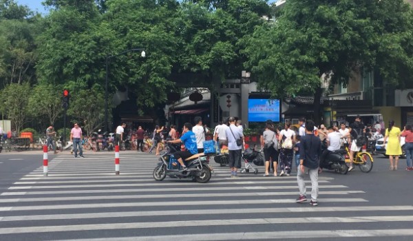 闖紅燈幾天可以查到違章信息 3-7天可以查到(最遲不超過(guò)13天)