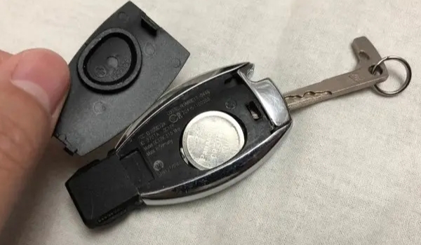 奔馳鑰匙電池怎么換，大部分鑰匙的電池型號是cr02253v（內(nèi)附更換步驟）