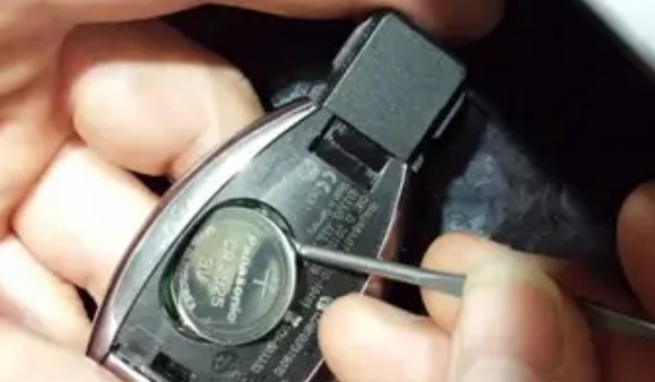 奔馳鑰匙電池怎么換，大部分鑰匙的電池型號是cr02253v（內(nèi)附更換步驟）