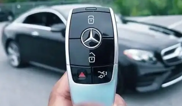 奔馳鑰匙電池怎么換，大部分鑰匙的電池型號是cr02253v（內(nèi)附更換步驟）