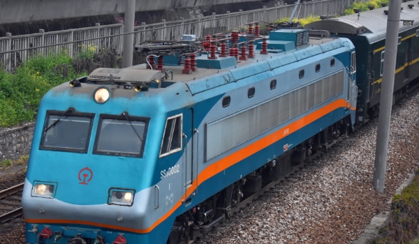 電力機車自身帶不帶能源，屬于非自帶能源機車