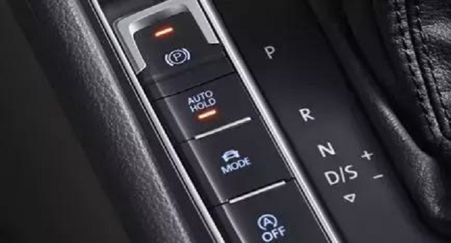 自動(dòng)駐車怎么正確使用，配合電子手剎就是雙重保護(hù)