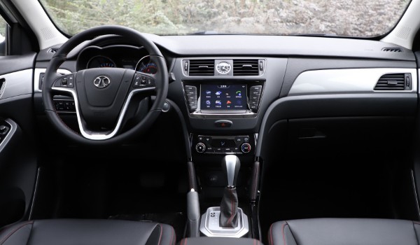 北汽紳寶x55評價 動力充沛(車身長達4405mm)