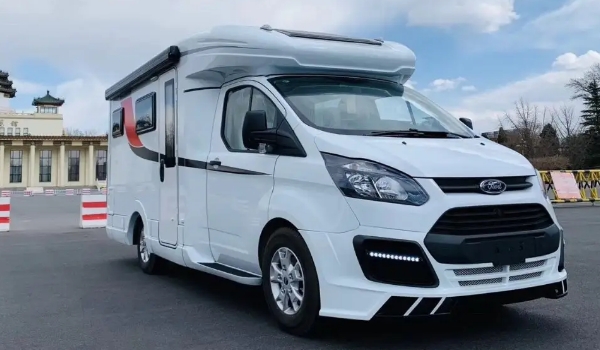 福特小房車16.8萬，內裝精致全面（適合兩人旅行）