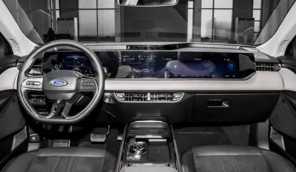 福特蒙迪歐怎么樣，標(biāo)配2.0T+8AT的動力總成（尺寸參數(shù)越級）