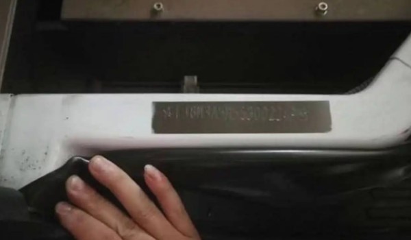 電動車車架號在哪里看 出現(xiàn)在三個位置(發(fā)動機(jī)艙前隔板上)