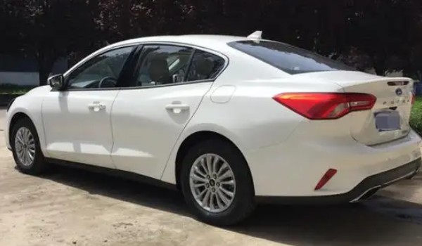 福特?？怂故鞘裁醇墑e的車 定位a級轎車(車身長達4404mm)