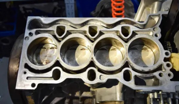 福特?？怂故菐赘装l(fā)動(dòng)機(jī) 2022款為四缸發(fā)動(dòng)機(jī)(最大馬力177匹)