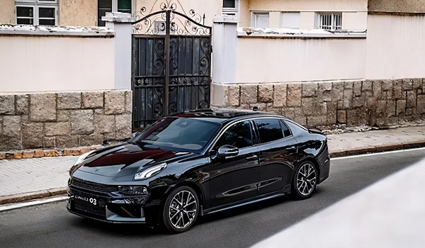 領(lǐng)克03+配置參數(shù)公布，標配2.0T+8AT動力（采用4門5座三廂車結(jié)構(gòu)）