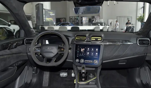 領(lǐng)克03+配置參數(shù)公布，標配2.0T+8AT動力（采用4門5座三廂車結(jié)構(gòu)）