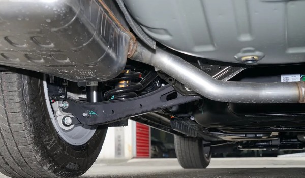 凱迪拉克xt6和福特探險(xiǎn)者怎么選 探險(xiǎn)者動(dòng)力強(qiáng)(xt6配置高級)