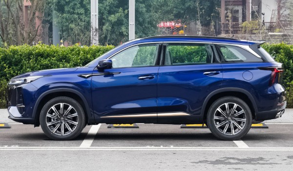 長(zhǎng)安cs75plus藍(lán)鯨版2022款參數(shù) 搭載2.0T發(fā)動(dòng)機(jī)(車(chē)身長(zhǎng)達(dá)4.7米)