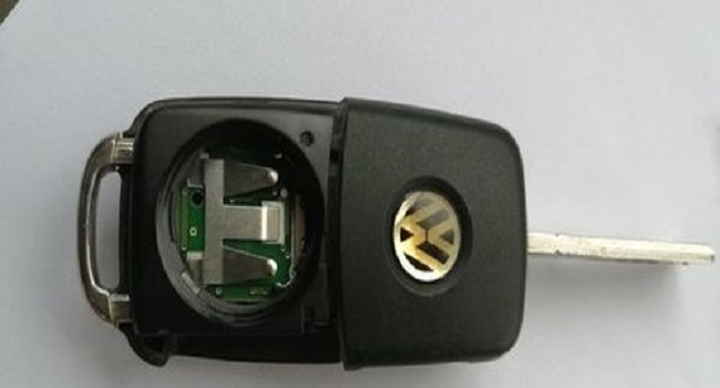 寶來車鑰匙換電池教程，更換方式大同小異