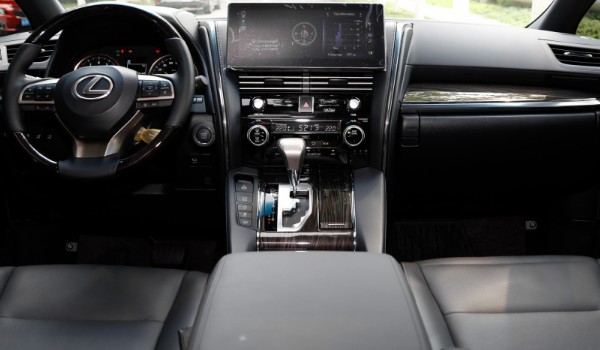 lm是什么車(chē) 雷克薩斯豪華mpv商務(wù)車(chē)(售價(jià)116萬(wàn))