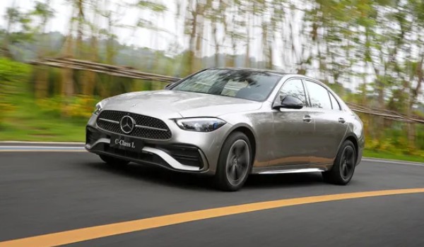 奔馳e300的油耗是多少 油耗實(shí)測(cè)9.7L(一公里消耗8毛錢(qián))