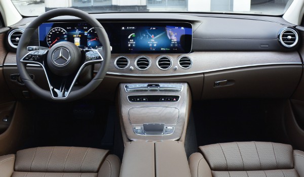 奔馳e300的油耗是多少 油耗實(shí)測(cè)9.7L(一公里消耗8毛錢(qián))