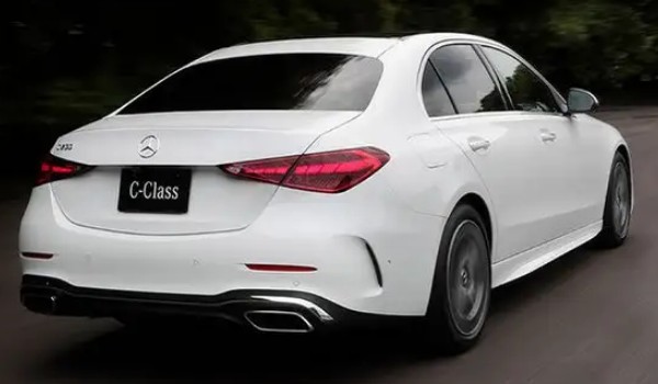 奔馳e300的油耗是多少 油耗實(shí)測(cè)9.7L(一公里消耗8毛錢(qián))