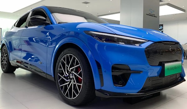 福特電馬和model Y對(duì)比 電馬配置豐富頂配僅售38萬(wàn)